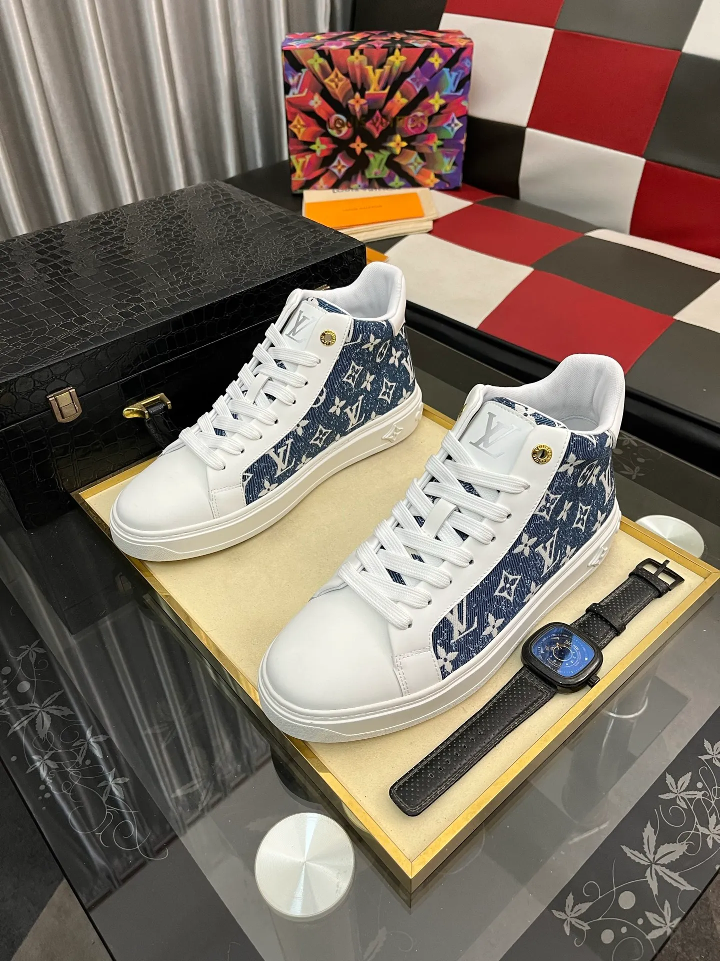 Men's shoes 💰: 560⌚️⌚️ Louis vuitton/LV Louis Vuitton 》Original quality.~ Unique modern style sneakers. 🏃A must-have casual shoe for trendy men😍😍 Original brand imported from Italy, imported original leather, sheep lining (refuses to discolor and grind feet) Sole: Original sole provided by the original factory, French lazy style design ⚠️Fit to the feet, original quality, super comfortable original sole. Code number: 38-444⃣️Color optional